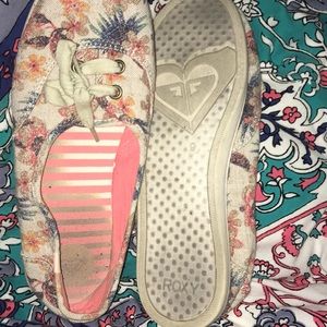 Floral Roxy sneakers with laces